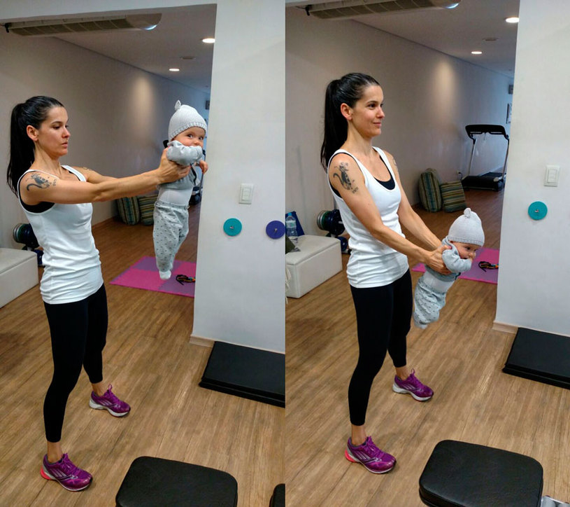 Helena e sua bebê Lola praticando a elevação frontal. Foto: Fitmommy/ Alexandre Alves