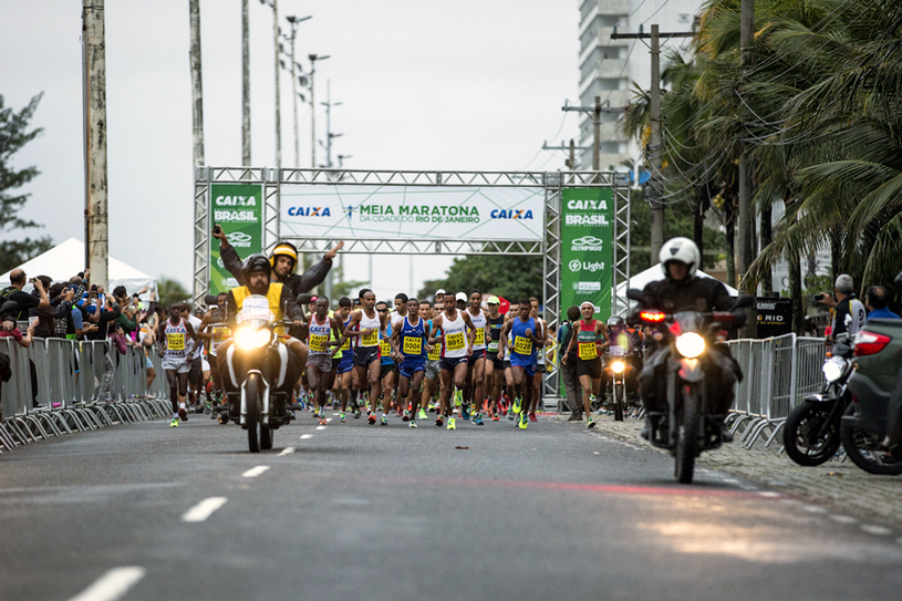. Ao final, o queniano de 35 anos venceu com diferença de um segundo e quebrou seu próprio recorde ao marcar 2h14min56 Foto: Cadu Vigilia/Thiago Diz Photo