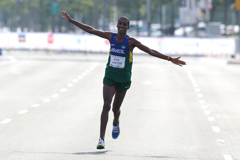 Ubiratan foi último na maratona, mas comemorou como se fosse uma vitória. Foto: Rodolfo Buhrer / La Imagem / Fotoarena