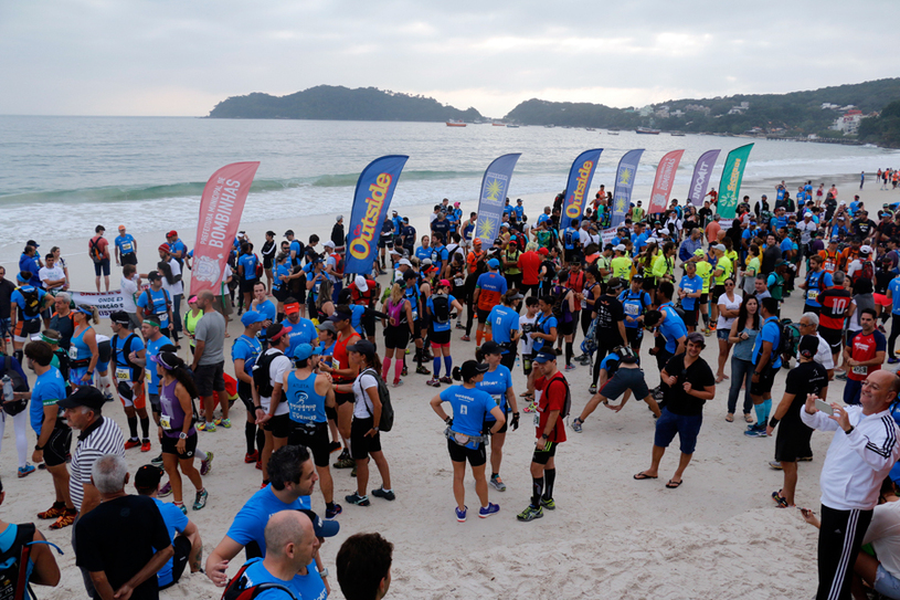 Logo cedo os corredores coloriram a praia. Foto: Alexandre Koda/ Webrun