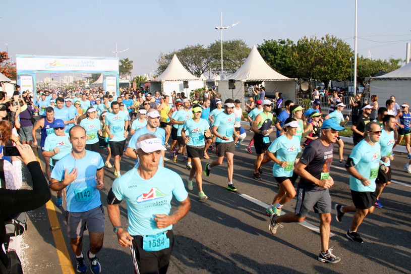 Em um lindo dia de sol e céu aberto, a capital Florianópolis amanheceu como uma manhã de verão para receber os 1.500 participantes Foto: Fabio Falconi/Latin Sports