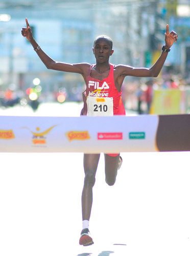 Edwin Kipsang Rotich levou a melhor na elite masculina. Foto: Divulgação