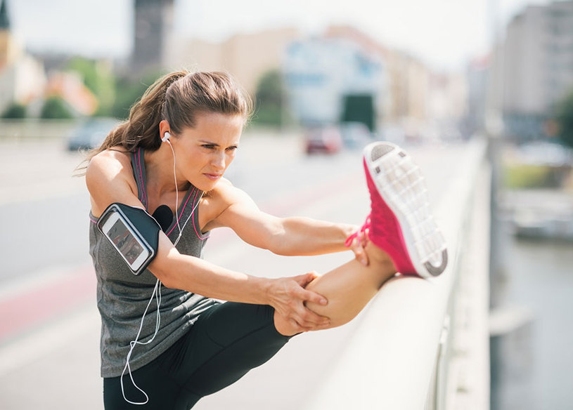 Alongar os membros inferiores ajuda a prevenir o desgaste da viagem. Foto: Alliance/Fotolia