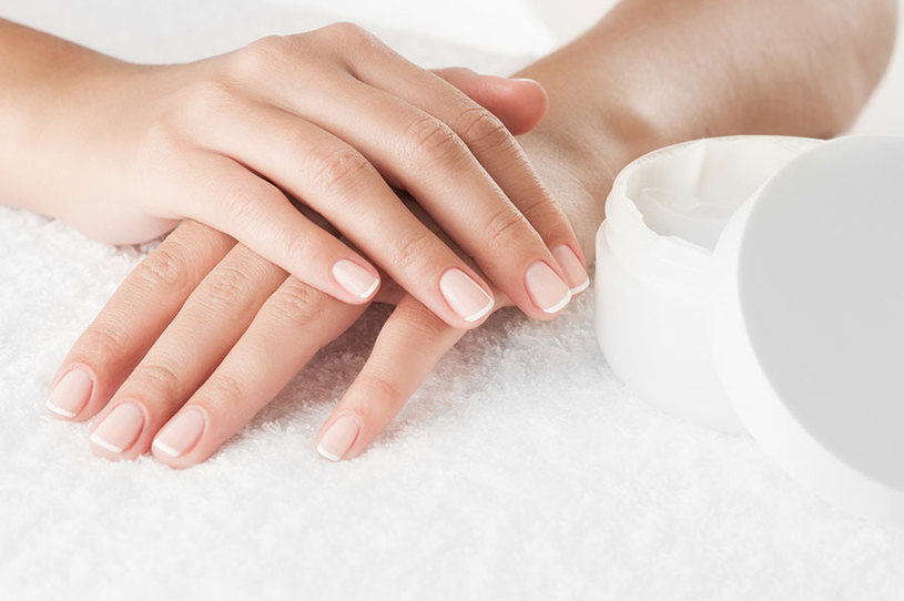  Nas unhas, a dica é usar produtos com dexpantenol. Foto: Tetiana Zbrodko/Fotolia