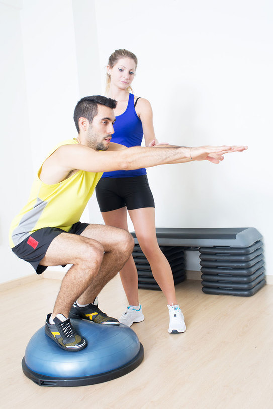 Uma das sugestões é fazer exercícios de agachamento. Foto: Adam Gregor/Fotolia