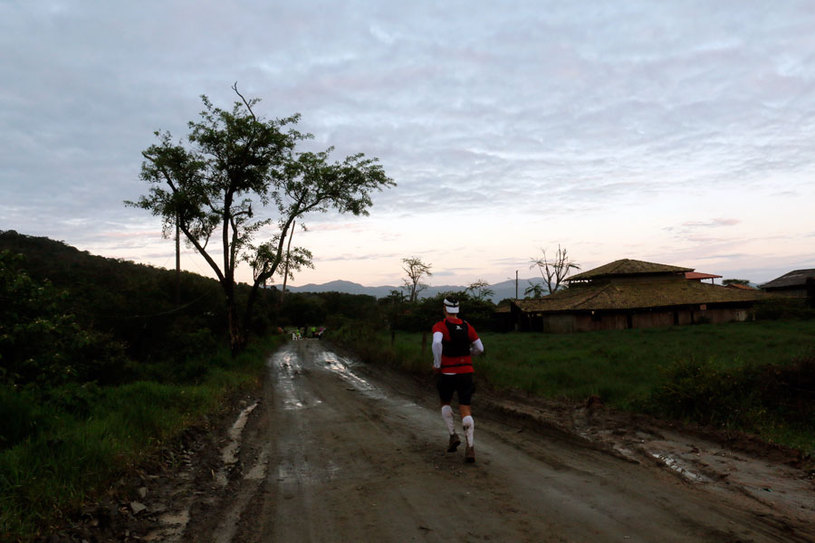 Os trechos de estrada de terra ajudaram os corredores a recuperar as energias. Foto: Alexandre Koda/ Webrun