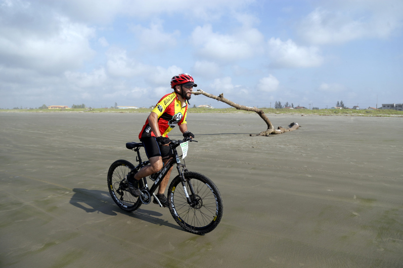 Dehiby teve que fazer bastante força para vencer o vento na praia. Foto: Luis Blanco/ Fotop/ Webrun