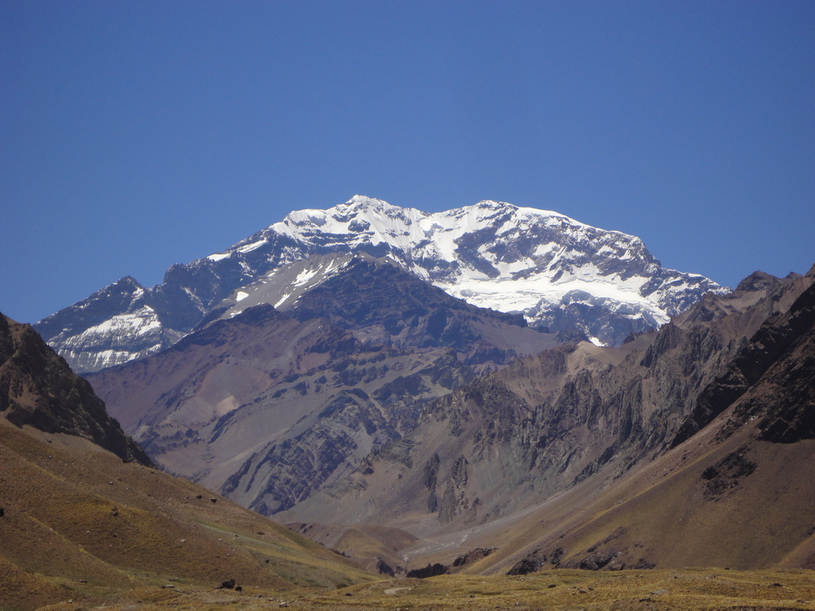 Vale a pena fazer o trekking até o Aconcágua. Foto: <a rel=nofollow class=external text href=http://www.flickr.com/people/8856591@N08>Daniel Peppes Gauer</a> – <a href=//commons.wikimedia.org/wiki/Flickr title=Flickr class=mw-redirect>Flickr</a>: <a rel=nofollow class=external text href=http://flickr.com/photos/8856591@N08/5385769668>Aconcagua</a>, <a href=http://creativecommons.org/licenses/by/2.0 title=Creative Commons Attribution 2.0>CC BY 2.0</a>, https://commons.wikimedia.org/w/index.php?curid=17555786″ title=”Vale a pena fazer o trekking até o Aconcágua. Foto: <a rel=nofollow class=external text href=http://www.flickr.com/people/8856591@N08>Daniel Peppes Gauer</a> – <a href=//commons.wikimedia.org/wiki/Flickr title=Flickr class=mw-redirect>Flickr</a>: <a rel=nofollow class=external text href=http://flickr.com/photos/8856591@N08/5385769668>Aconcagua</a>, <a href=http://creativecommons.org/licenses/by/2.0 title=Creative Commons Attribution 2.0>CC BY 2.0</a>, https://commons.wikimedia.org/w/index.php?curid=17555786″ /> <strong>Vale a pena fazer o trekking até o Aconcágua. Foto: <a rel=nofollow class=external text href=http://www.flickr.com/people/8856591@N08>Daniel Peppes Gauer</a> – <a href=//commons.wikimedia.org/wiki/Flickr title=Flickr class=mw-redirect>Flickr</a>: <a rel=nofollow class=external text href=http://flickr.com/photos/8856591@N08/5385769668>Aconcagua</a>, <a href=http://creativecommons.org/licenses/by/2.0 title=Creative Commons Attribution 2.0>CC BY 2.0</a>, https://commons.wikimedia.org/w/index.php?curid=17555786</strong></div>
<p>A programação do evento começa na quinta-feira (26/04) com a entrega de kits para todas as distâncias e, a partir de sexta-feira, começam as largadas iniciando com a distância de 100 quilômetros às 22h. À meia noite de sábado começa a disputa dos 80 quilômetros, às 6h largam os 50 quilômetros, às 10h os 35, às 11h os 21 e ao meio dia os 12 quilômetros. </p>
<p>A estrutura do evento será montada no Gran Hotel Proterillos, local onde acontecem as largadas de todas as distâncias. Existem diversas opções de hospedagem na cidade e que atendem a todos os bolsos.</p>
<p>Para garantir uma vaga basta acessar o site oficial da prova, o <b>http://www.tmxteam.com/indomit/</b>.</p>
<p><strong><em>Este texto foi escrito por: Alexandre Koda</em></strong></p>
                </div>

            </div>
            <div class=
