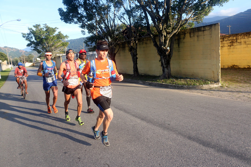 O pelotão masculino não durou muito tempo junto. Foto: Alexandre Koda/ Webrun