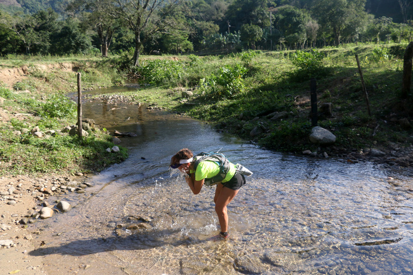 Vera aproveitou o riacho para se refrescar do calor do Rio de Janeiro. Foto: Alexandre Koda/ Webrun