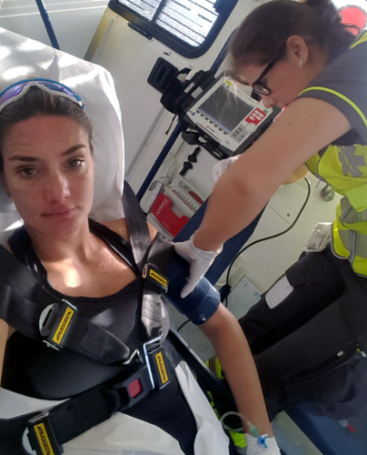 Ariane pós prova em uma ambulância por causa do pé quebrado Foto: Divulgação Instagram
