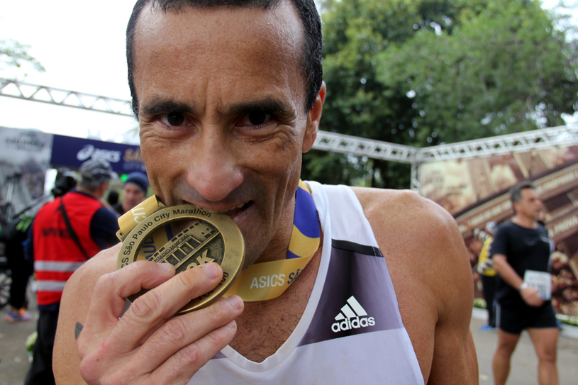 Edivaldo estava feliz com sua medalha top 100 na maratona Foto: Christina Volpe/Webrun