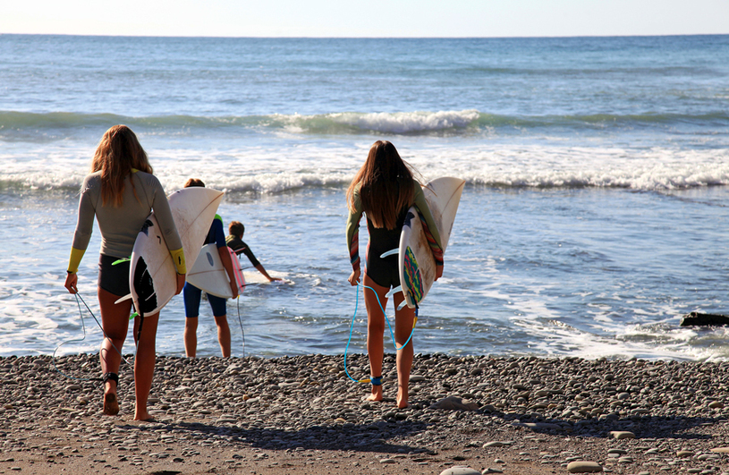 Surf é opção para quem gosta de ficar bem perto da natureza Foto: txakel/Fotolia