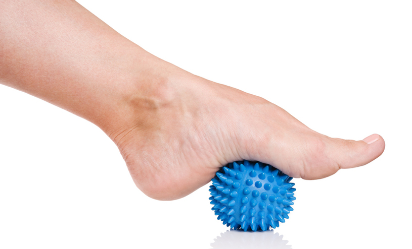 Na maior parte dos casos vale a pena manter o hábito de massagear a sola dos pés com bolinha de tênis, ou outros tipos mais duros Foto: Lev/Fotolia