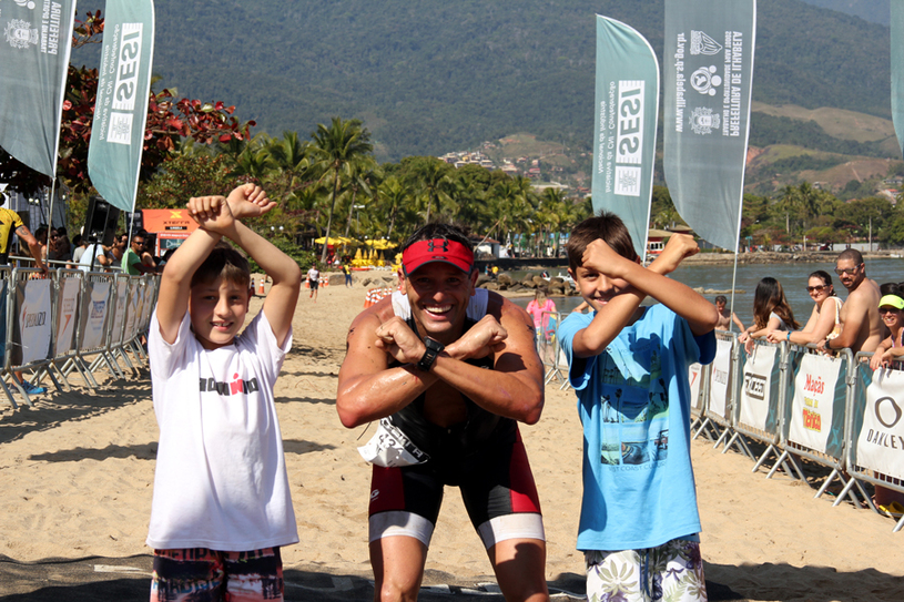 Cesar e os filhos cruzando a linha de chegada do short triathlon Foto: Christina Volpe/Webrun
