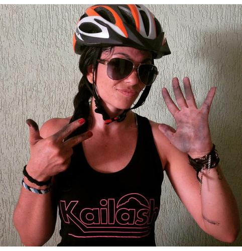 Vanessa com a mão suja de graxa após sua corrente cair pela primeira vez Foto: Arquivo pessoal