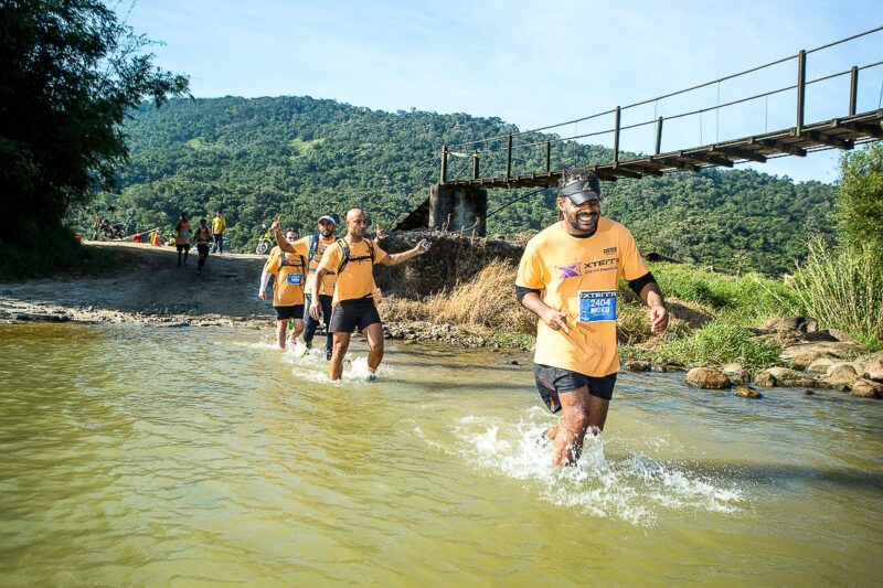Competidores correndo no rio em Ilhabela Foto: Divulgação
