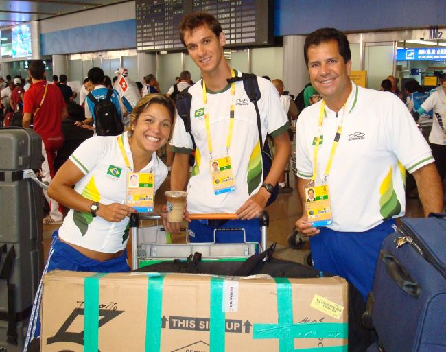 Ohata  Colucci e o treinador Calli no aeroporto (foto: Arquivo Pessoal)