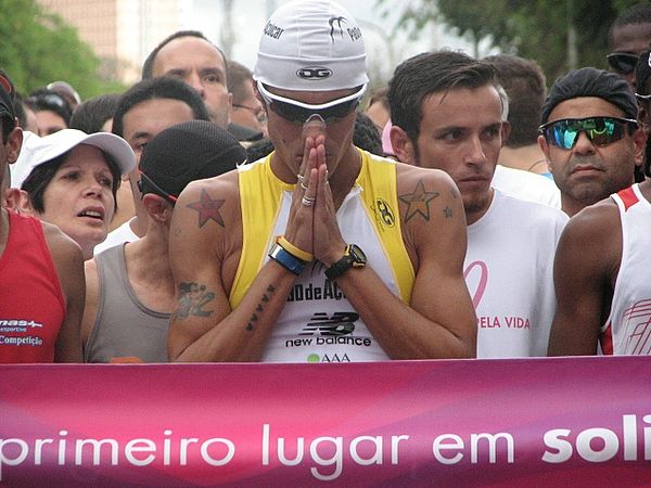 Adriano Bastos se concentra antes da largada (foto: Donata Lustosa/ www.webrun.com.br)