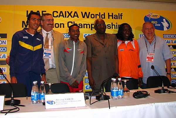 Atletas com o presidente da IAAF ao centro (foto: Donata Lustosa/ www.webrun.com.br)
