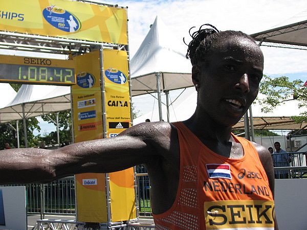 Lornah Kiplagat foi a vencedora do feminino (foto: Donata Lustosa/ www.webrun.com.br)