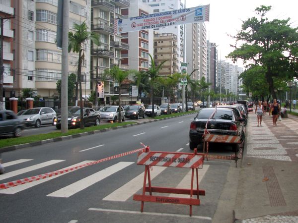 Cavaletes e faixas foram colocados na Avenida da Praia (foto: Alexandre Koda/ www.webrun.com.br)