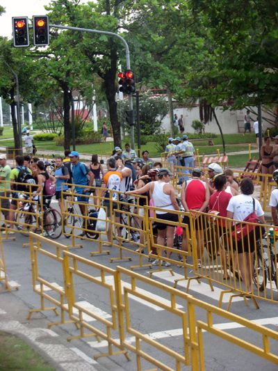 Atletas esperam para entrar na área de transição e deixar as bikes antes da largada (foto: Alexandre Koda/ www.webrun.com.br)