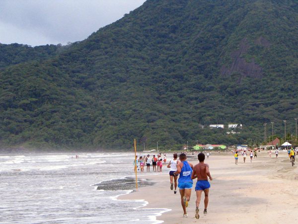 Além da corrida no asfalto a prova incluí trechos na areia também (foto: Alexandre Koda/ www.webrun.com.br)