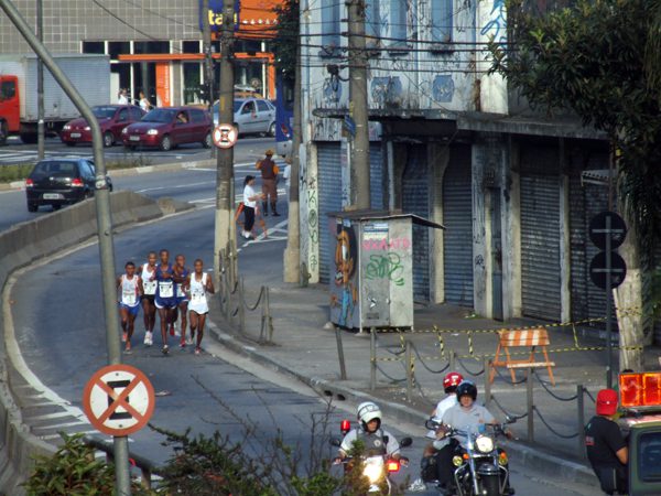 A prova teve fortes disputas (foto: Alexandre Koda/ www.webrun.com.br)