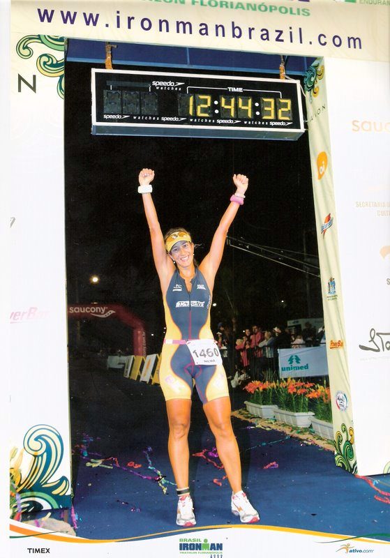 Nilma Machado na linha de chegada do Ironman. Prova de superação! (foto: Arquivo pessoal)