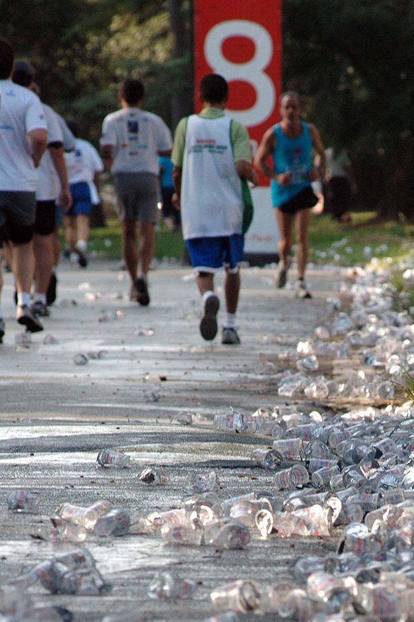 Os copinhos d'água são um dos principais problemas para os garis (foto: Divulgação/ Nike)