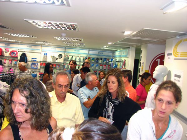 A movimentação é intensa na retirada de kits (foto: Alexandre Koda/ www.webrun.com.br)