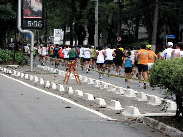 A largada da Corrida da Amizade acontece na Av. República do Líbano (foto: Alexandre Koda/ www.webrun.com.br)