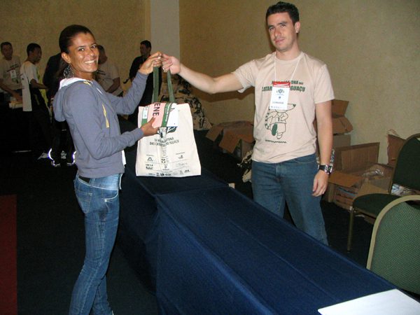 Os atletas de elite foram os primeiros a retirar o kit (foto: Alexandre Koda/ www.webrun.com.br)