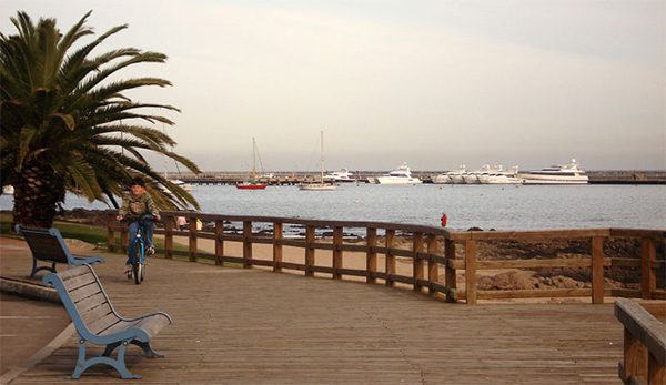 Punta Del Este  a 130 km de Montevidéu  é um dos mais importante balneários da América do Sul (foto: Gustavo Kunst/ Licença de documentação livre GNU)