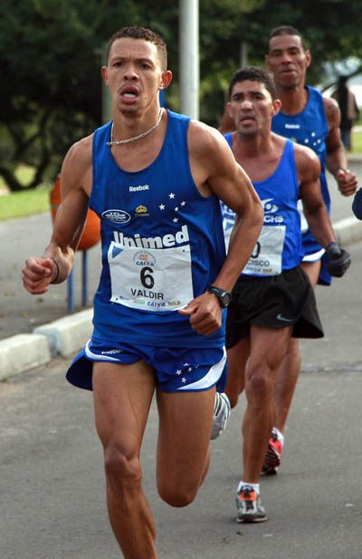 Valdir brigou muito pela vitória (foto: Luis Doro Neto/ adorofoto)