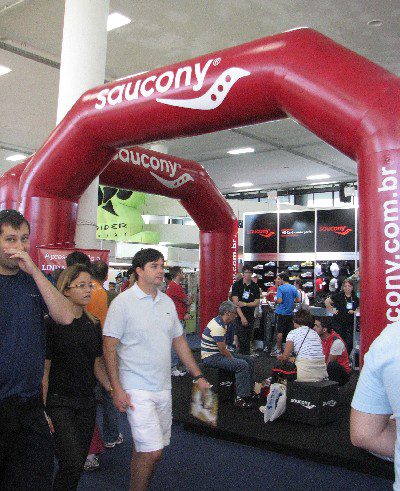 A Saucony é uma das marcas de artigos esportivos presentes na feira (foto: Clarissa Viana/ www.webrun.com.br)