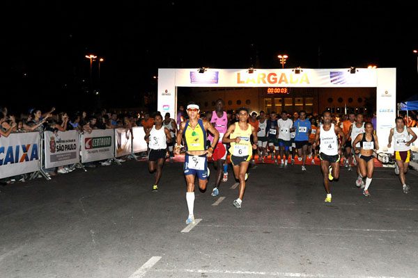 Cerca de quatro mil atletas largaram para o percurso noturno nos arredores do Pacaembu (foto: Sérgio Shibuya/ Divulga;áo)