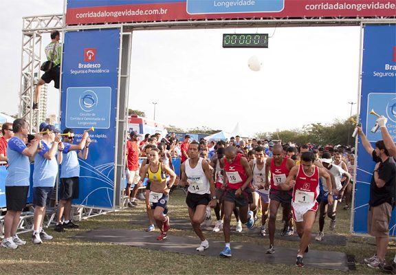 Mil atletas largaram no Parque do Povo para o percurso de corrida (foto: Divulgação)