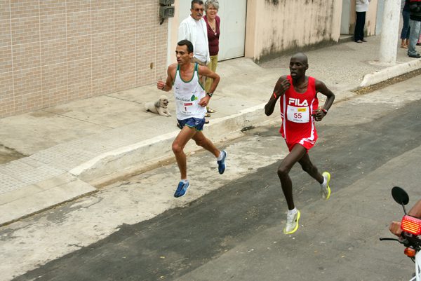A dupla duelou até quase o fim da corrida (foto: Alexandre Koda/ www.webrun.com.br)