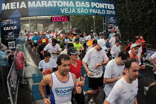 A meia das pontes foi realizada em dia chuvoso (foto: Wander Roberto/Vipcomm)