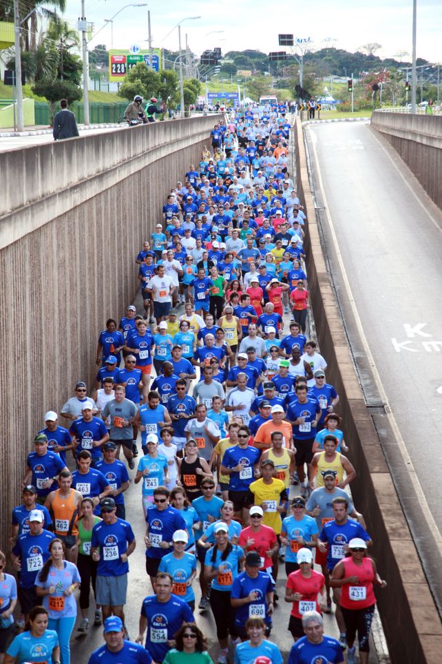 No ano passado mais de mil atletas cruzaram a linha de chegada em Uberlândia (foto: Luiz Doro/adorofoto)