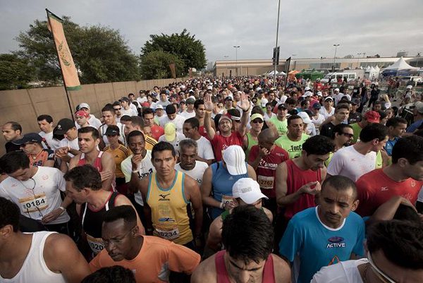 A prova teve a participação de milhares de pessoas na capital paulista (foto: Divulgação/ Iguanas Sports)