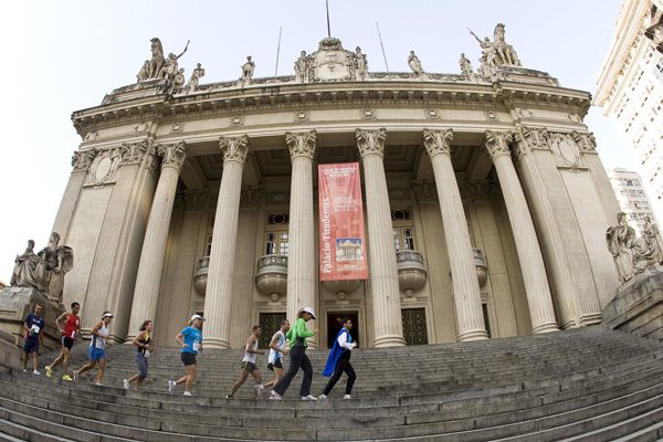 Uma das construções que os atletas poderão contemplar durante o percurso é o do Theatro Municipal (foto: Divulgação)