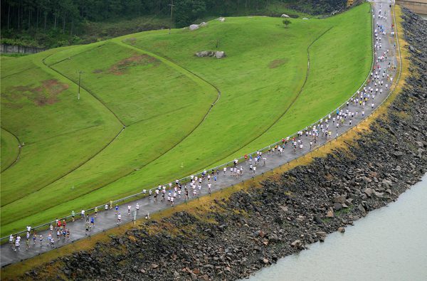 Para uma das participantes correr rodeada de verde é uma motivação a mais para vencer (foto: Sérgio Shibuya / ZDL)