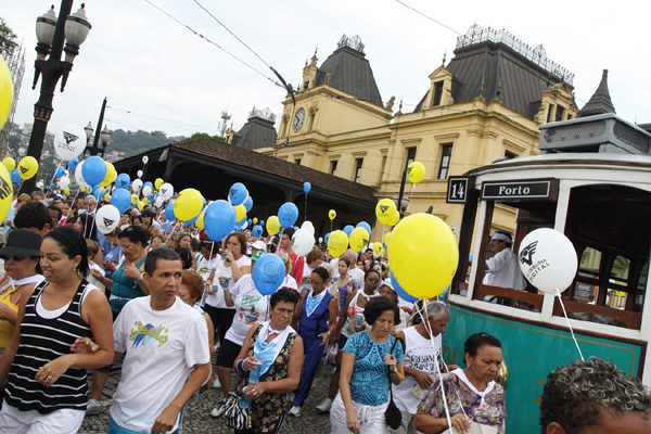 Com a caminha histórica os moradores turistas passam a conhecer melhor o Centro de Santos (foto: José Luiz Borges / TV Tribuna.com)
