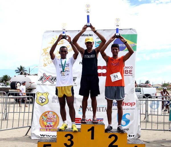 Os três primeiros colocados da prova de dez quilômetros levantam os troféus (foto: Arquivo Webrun)