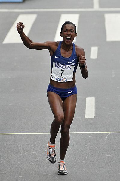 Este ano a atleta quer superar o número de títulos conquistas 2010 (foto: Agência Luz/BMFBovespa)