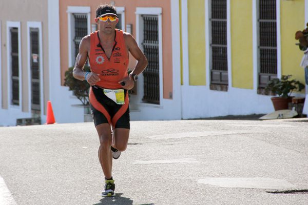 Galindez durante a disputa do Ironman 70.3 de Porto Rico (foto: Maria Jose Oliveira/ Divulgação)