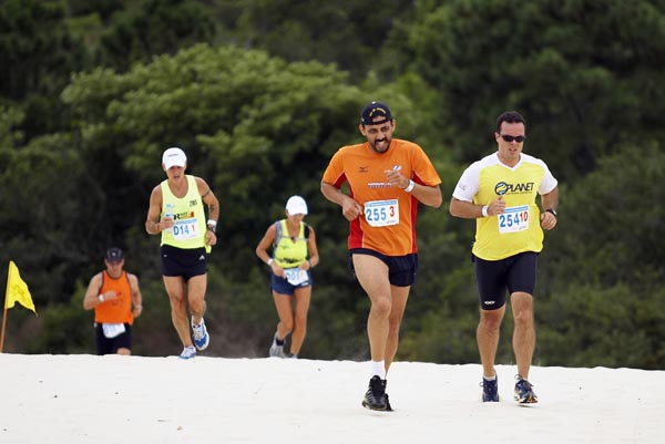 A prova percorre praias dunas e trilhas (foto: Divulgação)